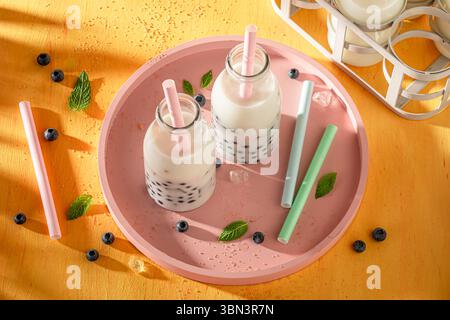 Thé moussant aux myrtilles maison comme boisson rafraîchissante fraîche pour l'été. Boisson fraîche pour les journées chaudes. Banque D'Images