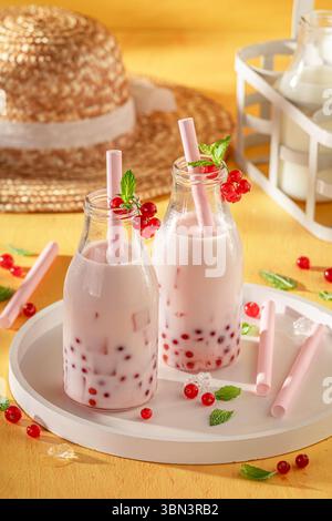 Thé à bulles rouge de groseille froid et sain fait de forêt. Boisson fraîche pour les journées chaudes. Banque D'Images