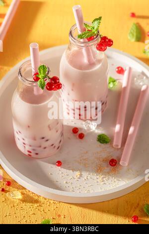 Thé à bulles rouge de cassis frais et réfrigéré à base de lait. Thé moussant avec des fruits frais. Banque D'Images