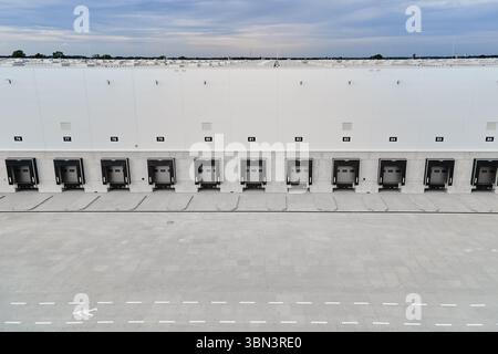 Vue aérienne de l'extérieur de l'entrepôt logistique avec plates-formes de chargement. Baies de camion au centre de distribution avec portes de chargement fermées. Infrastruc commercial Banque D'Images