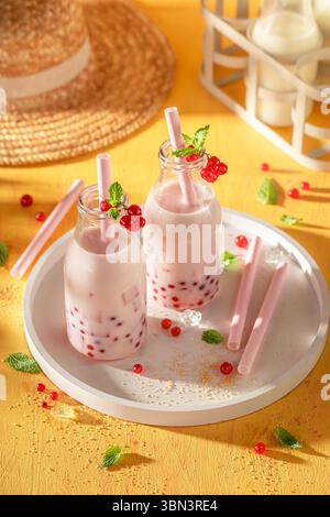 Thé à bulles rouge frais et réfrigéré pour l'été. Boisson fraîche pour les journées chaudes. Banque D'Images