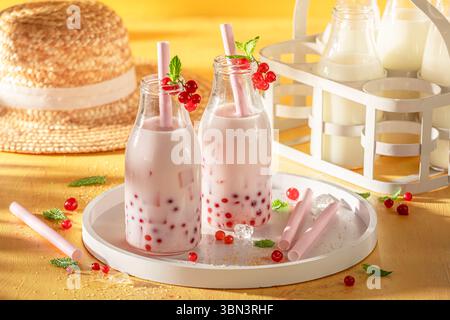 Thé à bulles rouge frais et réfrigéré pour les journées chaudes. Thé moussant avec des fruits frais. Banque D'Images