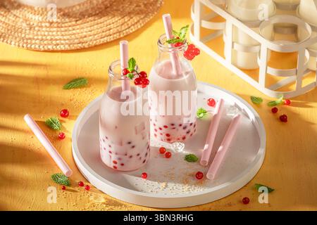 Thé moussant au cassis rouge délicieux et fait maison pour les journées chaudes. Thé moussant avec des fruits frais. Banque D'Images