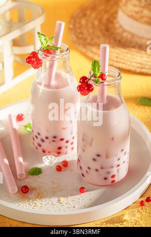 Thé à bulles rouge de groseille froid et sain pour l'été. Boisson fraîche pour les journées chaudes. Banque D'Images