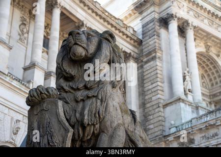 VIENNE, AUTRICHE - 11 AOÛT 2024 - Une sculpture de lion en pierre devant le palais de justice néo-renaissance (Justizpalast) à Vienne. Banque D'Images