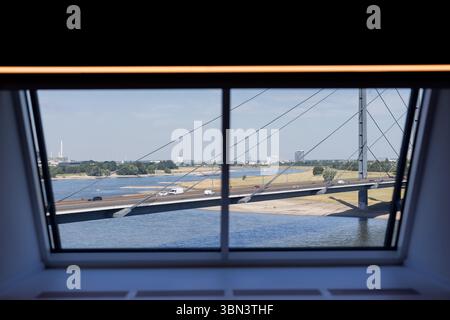 Duesseldorf, Allemagne. 30 juin 2025. Vue depuis la fenêtre de la Chancellerie d'Etat sur les rives sèches du Rhin et la situation des basses eaux. Dans les prochains jours, il fera très chaud en Allemagne avec des températures supérieures à 30 degrés Celsius. Crédit : Rolf Vennenbernd/dpa/Alamy Live News Banque D'Images