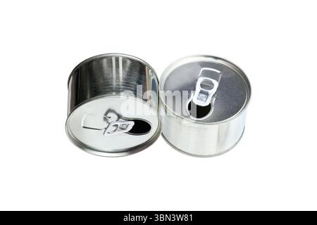 il s'agit de deux canettes en aluminium isolées sur blanc. Banque D'Images