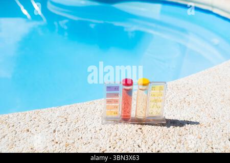 Kit de test de l'eau de piscine avec indicateurs de couleur utilisé pour mesurer le chlore, le pH et d'autres niveaux chimiques dans l'eau de piscine. Banque D'Images