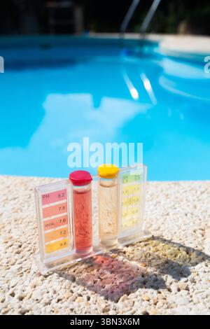 Kit de test de l'eau de piscine avec indicateurs de couleur utilisé pour mesurer le chlore, le pH et d'autres niveaux chimiques dans l'eau de piscine. Banque D'Images