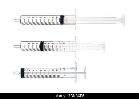 jeu de seringues isolées sur blanc. Banque D'Images