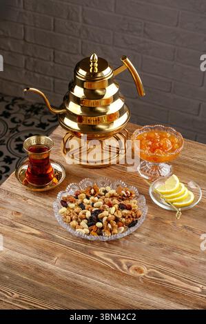 thé aux fruits secs, confiture et citron Banque D'Images