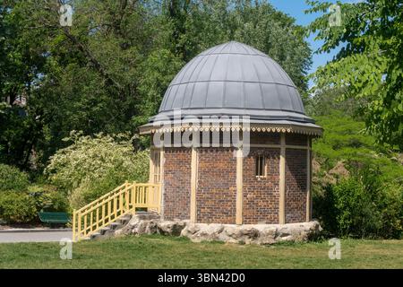 France. Paris, France. 14ème arrondissement. Parc Montsouris. Ancienne cabane du Grand Equatorial du Bureau des longitudes * France. Paris. 14e dis Banque D'Images