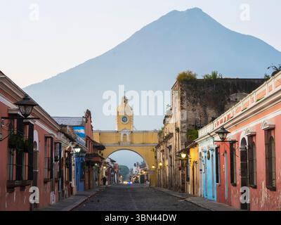 Rue d'Antigua avec l'arche Santa Catalina et volcan de Agua Banque D'Images
