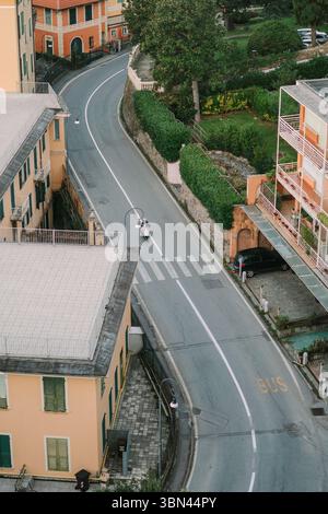 Vue sur la rue courbe depuis le balcon de l'hôtel Bristol à Rapallo Banque D'Images