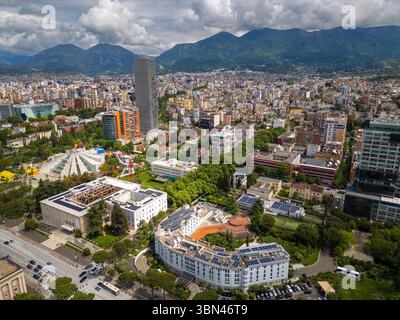 Tirana, Albanie, de gauche à droite. La Pyramide, Zyra e Kryeministrit, le cabinet du premier ministre et l'hôtel Rogner. Banque D'Images