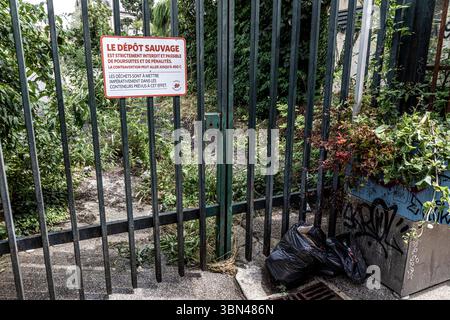 Panneaux interdisant le déversement illégal de déchets Banque D'Images