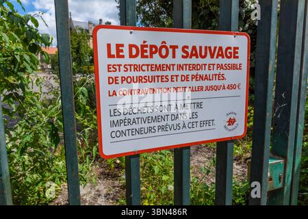 Panneaux interdisant le déversement illégal de déchets Banque D'Images