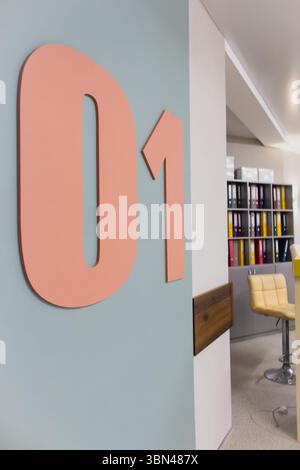 Intérieur de la réception hospitalière. Nouvelle conception clinique. Environnement hospitalier. Bloc 01 dans la clinique moderne. Hôpital d'urgence intérieur. Bâtiment de l'industrie médicale. Banque D'Images