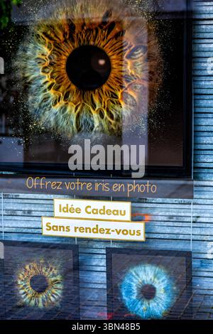 Enseigne de photographe offrant des photos de Eye Iris. Banque D'Images