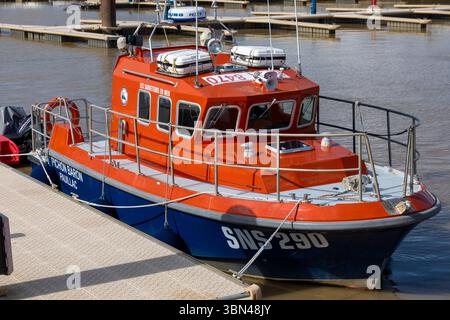 France, Nouvelle-Aquitaine, Gironde, estuaire de la Gironde côté Médoc, Pauillac. Le port et le bateau SNSM Banque D'Images