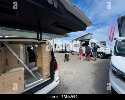 Salon sur le thème de Vanlife. Exposition de véhicules convertis.. Véhicule équipé d'une tente de toit Banque D'Images