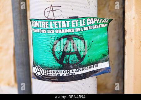 Autocollant de Fédération anarchiste sur un poteau. Contre l'État et le capital, plantez les graines de l'autogestion. Organisez-vous et combattez. Banque D'Images