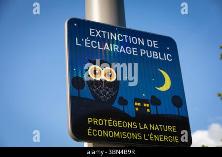 Signalisation. Éteindre l'éclairage public. Protéger la nature et économiser l'énergie. Banque D'Images