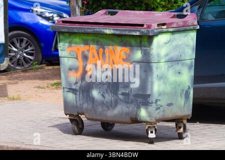 Poubelle de recyclage transformée. Du noir au jaune. Banque D'Images