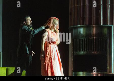 Carlo Vistoli (Athamas), Niamh O'Sullivan (Ino) dans SEMELE au Royal Opera, Covent Garden, Londres WC2 30/06/2025 musique : George Frideric Handel livret : William Congreve chef d'orchestre : Christian Curnyn design : Annemarie Woods éclairage : Fabiana Piccioli mouvement : Sarah Fahie réalisateur : Oliver Mears Banque D'Images