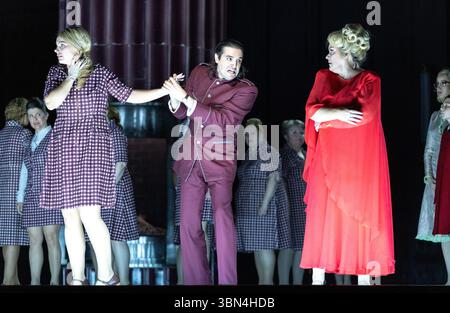 de gauche à droite : Niamh O'Sullivan (Ino), Carlo Vistoli (Athamas), Alice Coote (Juno) in SEMELE at the Royal Opera, Covent Garden, Londres WC2 30/06/2025 musique : George Frideric Handel livret : William Congreve chef d'orchestre : Christian Curnyn design : Annemarie Woods éclairage : Fabiana Piccioli mouvement : Sarah Fahie réalisateur : Oliver Mears Banque D'Images