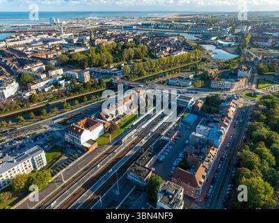 France, hauts de France, pas de Calais, Calais. Gare, port en arrière-plan. Banque D'Images