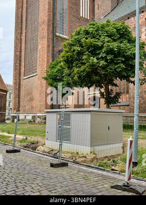 28 juin 2025 - Stralsund-Allemagne : une nouvelle station de transformation a été installée à côté de l’église historique de Marie dans la vieille ville de Stralsund, surr Banque D'Images
