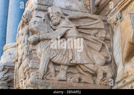 France. Provence-Alpes-Côte d'Azur. Bouches du Rhône. Arles. Sculpture décorant le portail de l'église Saint Trophime. Samson tuant un lion. 12ème cen Banque D'Images