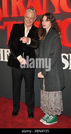 Stephen Daldry et Annabel Clare Daldry lors de la soirée presse 'Stranger Things : The First Shadow', Phoenix Theatre, Charing Cross Road, le jeudi 14 décembre 2023 à Londres, Angleterre, Royaume-Uni. CAP/CAN ©CAN/Capital Pictures Banque D'Images
