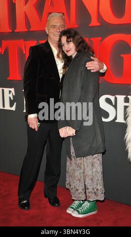 Stephen Daldry et Annabel Clare Daldry lors de la soirée presse 'Stranger Things : The First Shadow', Phoenix Theatre, Charing Cross Road, le jeudi 14 décembre 2023 à Londres, Angleterre, Royaume-Uni. CAP/CAN ©CAN/Capital Pictures Banque D'Images