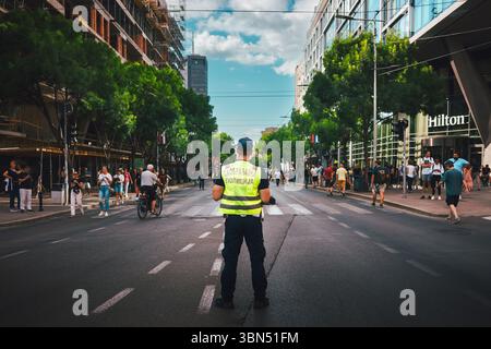 Belgrade, Serbie - 28 juin 2025 : une grande manifestation à la veille de la grande fête serbe Vidovdan dans le centre-ville, le peuple veut des parlementaires précoces Banque D'Images