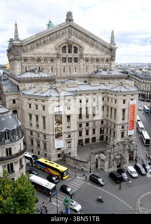 Paris, États-Unis. 27 juin 2025. L'arrière de L'Opéra est vu depuis le toit-terrasse des Galeries Lafayette Paris Haussmann. (Crédit image : © Mark Hertzberg/ZUMA Press Wire) USAGE ÉDITORIAL SEULEMENT ! Non destiné à UN USAGE commercial ! Banque D'Images