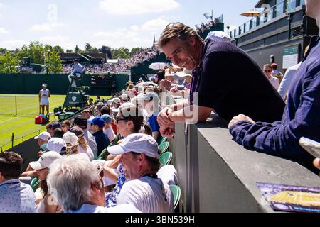 Londres, Royaume-Uni. 30 juin 2025. Tennis : Grand Chelem, WTA Tour, Wimbledon, célibataires, femmes, 1er tour. Lys (Allemagne) − Yuan (Chine). Michael Stich (2ème à partir de la droite) est dans les tribunes - il est un expert pour le fournisseur de streaming Prime Video. Crédit : Frank Molter/dpa/Alamy Live News Banque D'Images