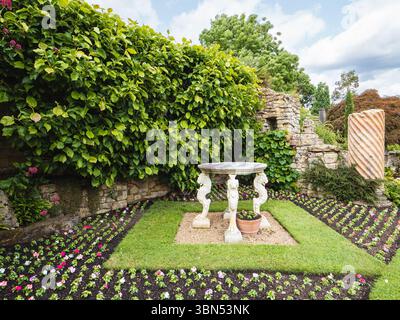 Pierres et sculpture romaine de la collection Astor dans le jardin italien du château de Hever, Kent, Royaume-Uni Banque D'Images