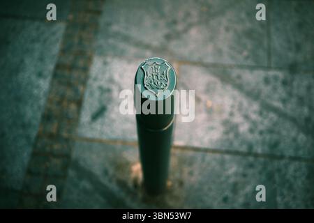 Belgrade, Serbie - 28 juin 2025 : armoiries de la ville sur un poteau métallique sur la promenade dans le centre-ville. Banque D'Images