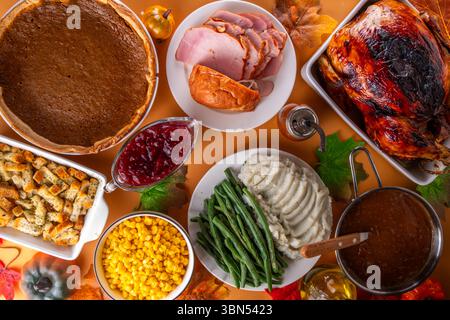 Table des aliments pour le dîner ou le déjeuner de Thanksgiving. Assortiment de divers plats traditionnels de vacances de Thanksgiving - dinde, accompagnements, sauce, tarte à la citrouille, top v Banque D'Images