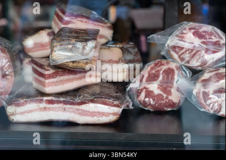 Une sélection de charcuteries et de bacon met en valeur le savoir-faire artisanal et le savoir-faire, magnifiquement arrangés pour la vente Banque D'Images
