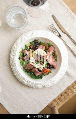 Salade de rôti de bœuf avec stracciatella et tomates Banque D'Images