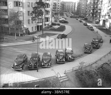 Rindögatan à Stockholm 1948. Une rue dans le quartier de Ladugårdsgärdet. La photo, prise au sommet de l'un des bâtiments, offre une vue sur la rue avec les voitures garées et les gens qui se promènent. Une boutique de tabac est visible sur l’un des bâtiments à gauche. Un trolleybus sur la ligne 41 passe par l'intersection en arrière-plan. Amusant et intéressant Détails sur les voitures garées dans la rue : garées le long de la rue de gauche à droite : Ford Super de luxe -46, Chevrolet Master de luxe -38, Mercury 8 -39, Ford V8 de luxe -39, Chrysler Airflow -36, Ford V8 Standard -37, Citroën Berline 1 Banque D'Images