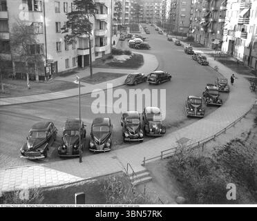 Rindögatan à Stockholm 1948. Une rue dans le quartier de Ladugårdsgärdet. La photo, prise au sommet de l'un des bâtiments, offre une vue sur la rue avec les voitures garées et les gens qui se promènent. Une boutique de tabac est visible sur l’un des bâtiments à gauche. Un trolleybus sur la ligne 41 passe par l'intersection en arrière-plan. Amusant et intéressant Détails sur les voitures garées dans la rue : garées le long de la rue de gauche à droite : Ford Super de luxe -46, Chevrolet Master de luxe -38, Mercury 8 -39, Ford V8 de luxe -39, Chrysler Airflow -36, Ford V8 Standard -37, Citroën Berline 1 Banque D'Images