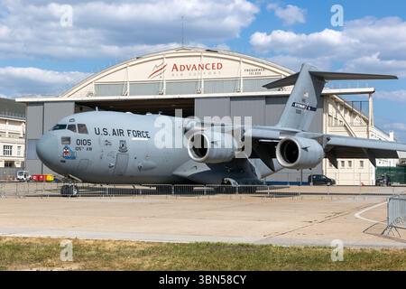 Boeing C-17A Globemaster III de l'US Air Force transporte des avions de transport de la 105e escadre de transport aérien de la Garde nationale aérienne de New York au salon aéronautique de Paris. Banque D'Images
