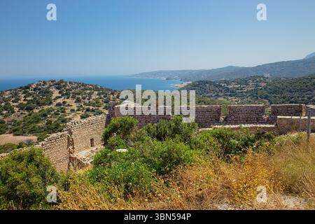 Château historique de Kritinia au sommet de la colline dans l'île de Rhodes, Grèce. Nature idyllique de la campagne et mer Égée.Château de Kritinia également connu sous le nom de Kastello. Banque D'Images