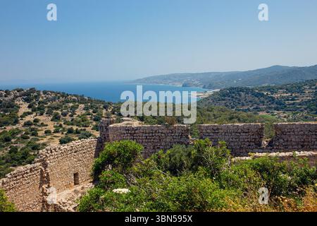 Château historique de Kritinia au sommet de la colline dans l'île de Rhodes, Grèce. Nature idyllique de la campagne et mer Égée.Château de Kritinia également connu sous le nom de Kastello. Banque D'Images