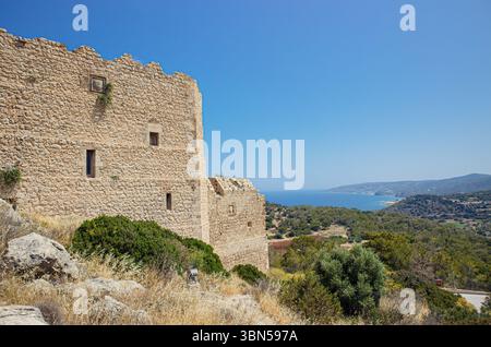 Château historique de Kritinia au sommet de la colline dans l'île de Rhodes, Grèce. Nature idyllique de la campagne et mer Égée.Château de Kritinia également connu sous le nom de Kastello. Banque D'Images