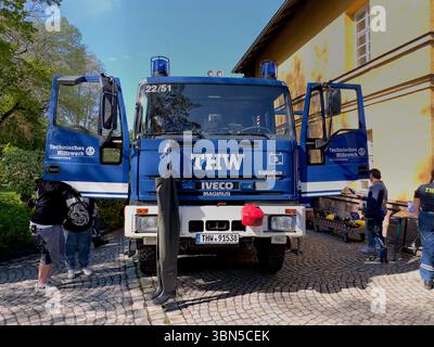 Gros plan du véhicule d'urgence THW allemand. Camion de sauvetage bleu avec symboles, équipements et marquages. Tourné en Allemagne. Convient pour les secours en cas de catastrophe et Banque D'Images